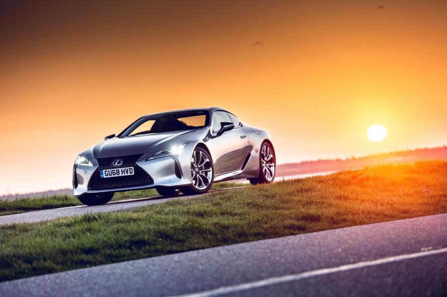  Lexus LC500h 2017 года  (UK) (фото 35 из 41)